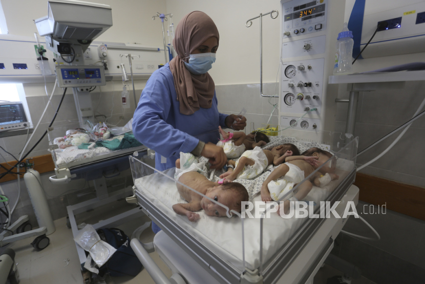 Staf medis merawat bayi Palestina yang lahir prematur yang dibawa dari Rumah Sakit Shifa di Kota Gaza ke rumah sakit di Rafah, Jalur Gaza, Ahad, (19/11/2023).