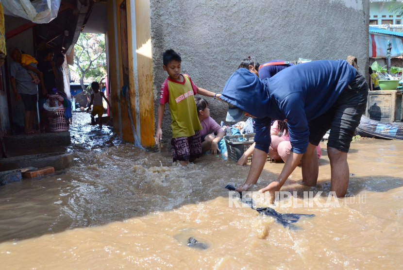 Ratusan rumah terendam banjir dan dipenuhi lumpur akibat tanggul Sungai Cisanggalah jebol sehingga membuat rumah warga kebanjiran (ilustrasi)