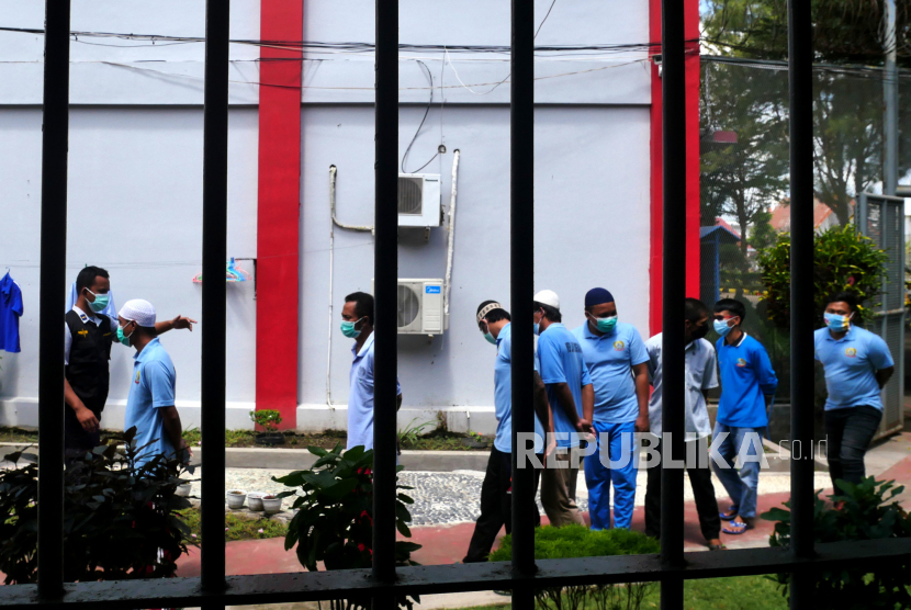 Warga binaan melakukan pengambilan sampel urin untuk tes narkoba di Lapas Yogyakarta