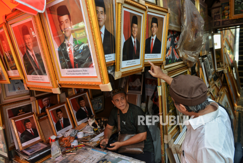 Pedagang melayani pembeli bingkai foto pasangan Prabowo-Gibran sebagai Presiden dan Wakil Presiden 2024-2029 di kawasan Pasar Baru, Jakarta, Selasa (23/4/2024). Pedagang mengaku penjualan bingkai foto Presiden dan Wakil Presiden terpilih mulai dicari sejumlah pelanggan usai keputusan Mahkamah Konstitusi (MK) menolak permohonan sengketa pilpres yang diajukan Anies-Muhaimin dan Ganjar-Mahfud MD. Ia mengaku penjualan mengalami peningkatan hingga 30 persen dengan harga dibandrol mulai Rp150 ribu hingga Rp20 juta tergantung ukuran. Sementara KPU akan menetapkan paslon presiden dan wakil presiden terpilih pemilu 2024 di gedung KPU Pusat, Jakarta pada Rabu (24/4/2024) besok.