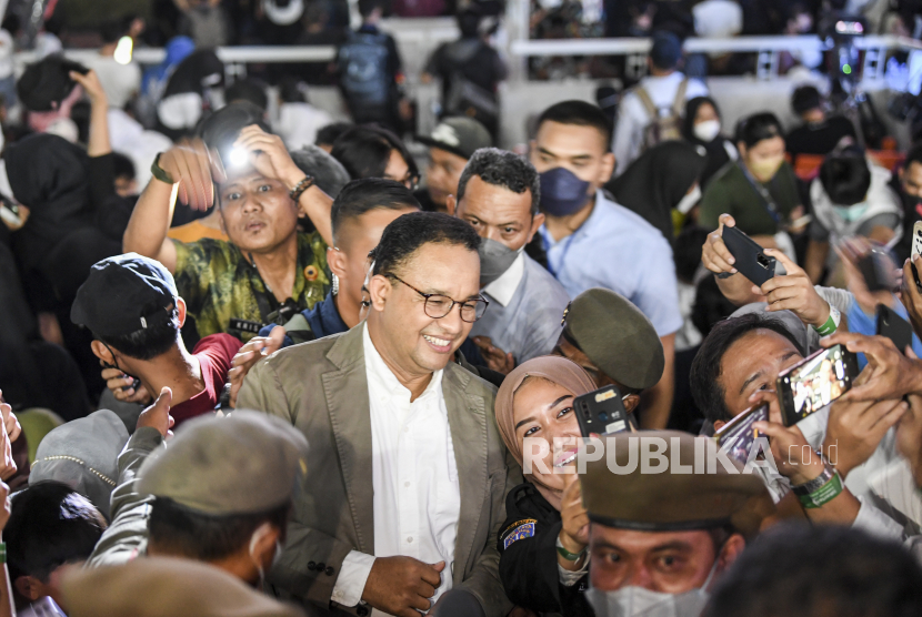 Mantan Gubernur DKI Jakarta Anies Baswedan (tengah). Akhirnya mantan gubernur Anies Baswedan buka suara soal utang Rp 50 miliar di Pilgub.