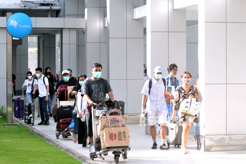 Calon penumpang pesawat udara membawa barang bawaan di Terminal Domestik Bandara Internasional I Gusti Ngurah Rai, Bal.