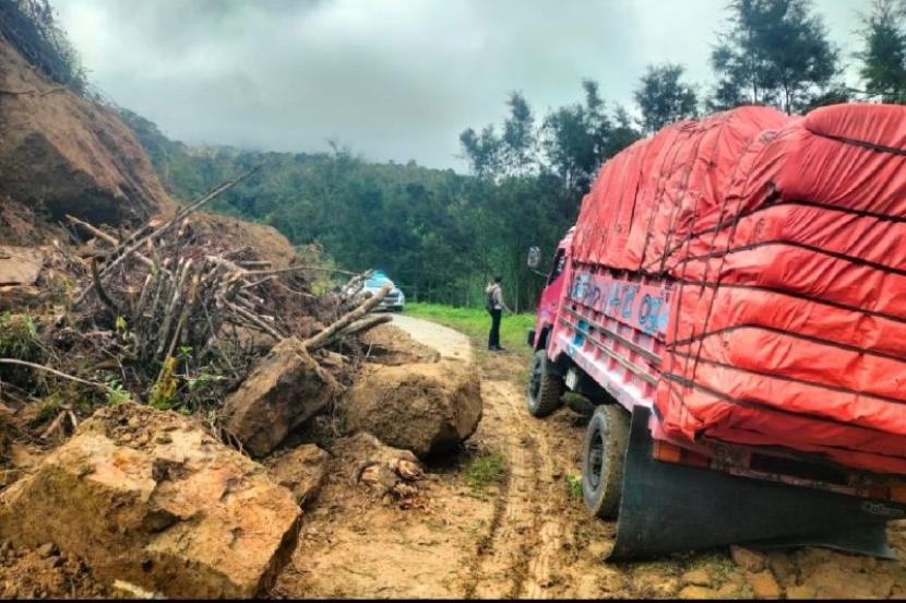 Polres Lanny Jaya Bantu Warga Kampung Yuta Terdampak Longsor