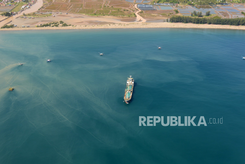 Pemantauan udara menggunakan helikopter Ditpolair Polda Aceh di perairan Samudera Indonesia, Krueng Raya, Kabupaten Aceh Besar, Aceh, Kamis (14/5/2020).  Patroli udara di perairan Samudera Indonesia dan Selat Melaka untuk memonitaor pergerakan dua kapal mengangkut sekitar 500 imigran Rohingya yang kemungkinan memasuki perairan Aceh, setelah sebelumnya kapal imigran itu terpantau memasuki perairan Malaysia  ANTARA FOTO/Ampelsa/nz