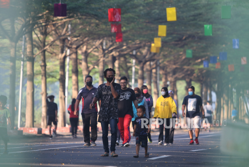 Warga berolahraga di Taman Hijau Simpang Lima Gumul yang ditutup di Kediri, Jawa Timur, Ahad (11/7/2021). Kesulitan mengikuti percakapan di lingkungan bising dapat menjadi gejala awal demensia.