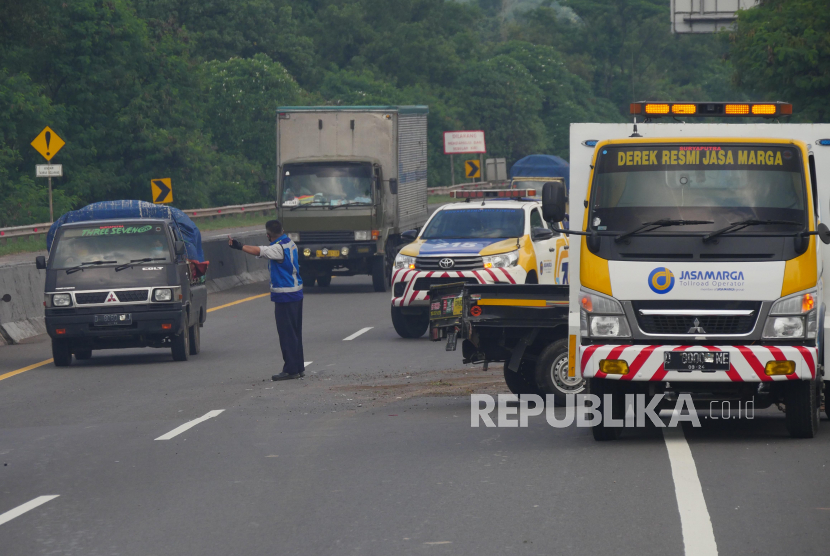 Kecelakaan di jalan tol (ilustrasi). Peristiwa kecelakaan beruntun terjadi di ruas Tol Cipularang KM 92 arah Jakarta pada Ahad (26/6/2022) malam.