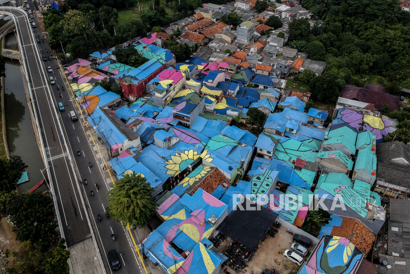 Warga Jaksel Diajak Matikan Lampu Satu Jam Besok. Suasana permukiman warga yang telah selesai dicat di kawasan Lenteng Agung, Jakarta Selatan, Senin (18/1). Sebanyak 218 atap rumah telah dicat mural bertemakan kesenian betawi yang bertujuan untuk memperindah permukiman warga dan merupakan salah satu bagian rangkaian dari pembangunan jalan layang tapal kuda. Republika/Putra M. Akbar