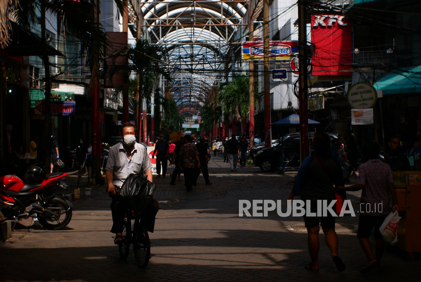Pengunjung melintas di Pasar Baru, Jakarta, Senin (8/6/2020). Meski masih dalam masa Pembatasan Sosial Berskala Besar (PSBB) transisi, pusat perbelanjaan tersebut mulai dibuka kembali dengan menerapkan protokol kesehatan menjelang pelaksanaan normal baru