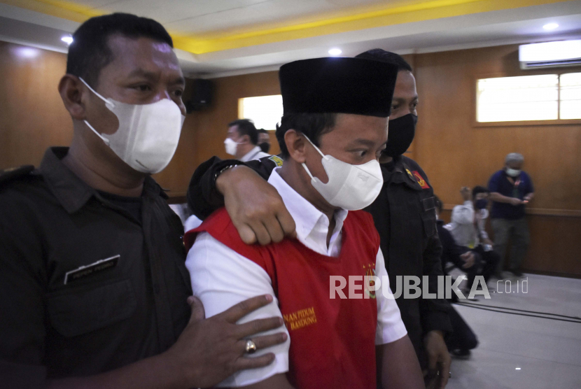 Herry Wirawan (tengah). Gubernur Jabar Ridwan Kamil sebut penolakan kasasi Herry Wirawan langkah yang adil.