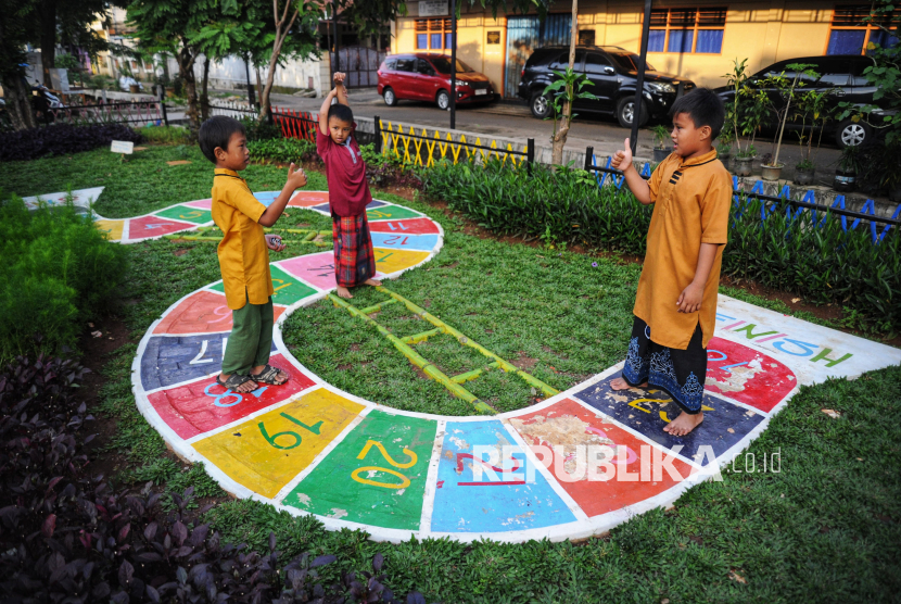 Sejumlah anak bermain permainan tradisional di Taman Robusta, Pondok Kopi, Jakarta Timur, Jumat (7/2/2025). Taman Robusta menyediakan ruang bermain ramah anak dengan fasilitas permainan tradisional seperti ular tangga dan tapak gunung guna mengurangi dampak negatif penggunaan gadget pada anak-anak.