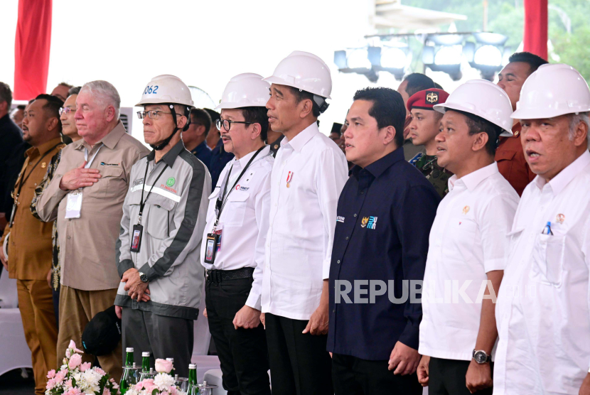 Presiden Joko Widodo didampingi Menteri BUMN Erick Thohir (ketiga kanan), dan Presiden Direktur PT Freeport Indonesia Tony Wenas (kelima kiri) saat peresmian ekspansi proyek smelter PT Smelting di Gresik, Jawa Timur, Kamis (14/12/2023).