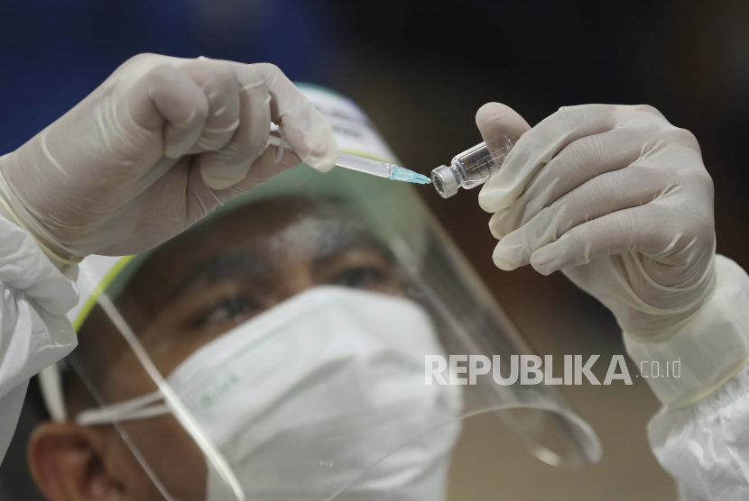 680 Tenaga Medis di Kupang Batal Divaksin Covid-19. Seorang petugas kesehatan menyiapkan suntikan vaksin COVID-19.