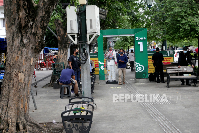 Gerbang detektor suhu tubuh pengunjung di pasang di jalur pedestrian Malioboro, Yogyakarta, Kamis (10/12). Pemasangan detektor suhu otomatis ini untuk memantau kondisi pengunjung saat berwisata di Malioboro. Selain 30 detektor suhu, juga ada 34 tempat cuci tangan tanpa sentuh. Fasilitas ini untuk memberikan kenyamanan di Malioboro sekaligus mengurangi risiko penularan Covid-19.