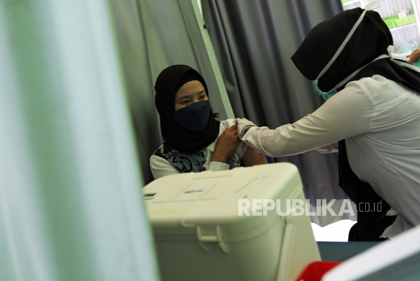 Petugas kesehatan menyuntikkan vaksin COVID-19 ke seorang ibu hamil di Puskesmas Bende, Kendari, Sulawesi Tenggara, Rabu (24/11/2021). Dinas Kesehatan setempat menargetkan vaksinasi COVID-19 bagi 100 orang ibu hamil dalam sepekan, sementara untuk mahasiswa dan pelajar telah disiapkan lokasi vaksinasi di 15 puskesmas di Kendari.