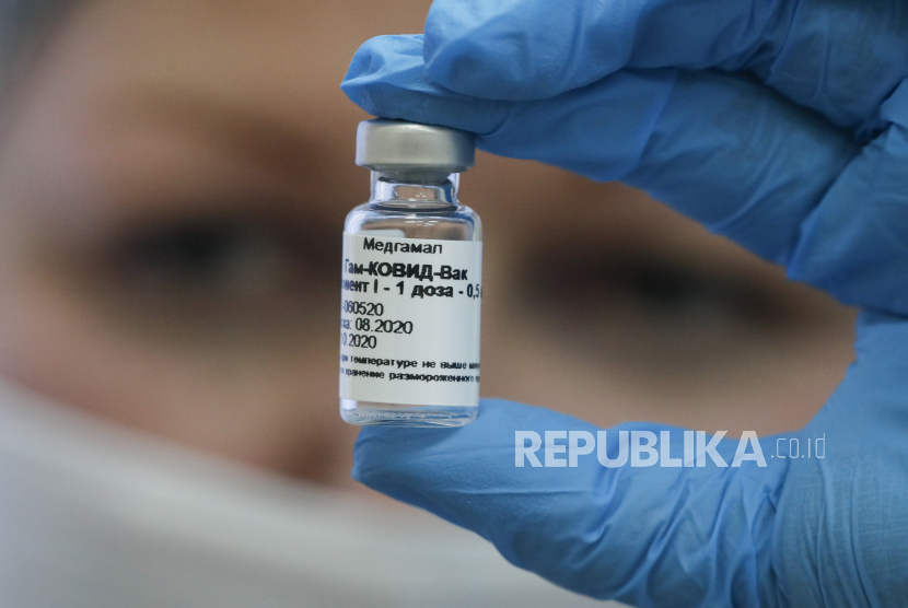 Seorang pekerja medis Rusia menampilkan vaksin uji coba terhadap Covid-19 dalam fase tes pasca pendaftaran di rumah sakit rawat jalan nomor 68 di Moskow, Rusia, 17 September 2020. 