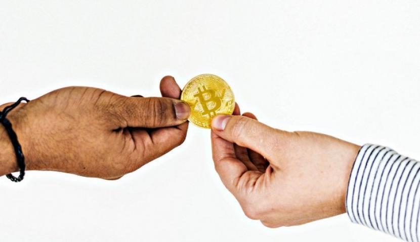 Logo bitcoin di genggaman tangan. (Unsplash/Rawpixel)
