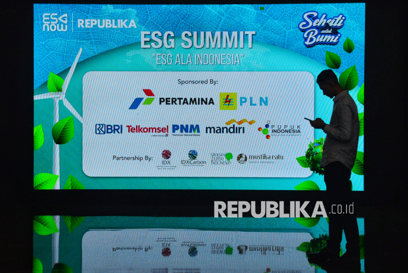 Papan elektronik menampilkan acara ESG Summit 2024 yang digelar Republika di Gedung Bursa Efek Indonesia (BEI), Jakarta, Kamis (12/9/2024). 