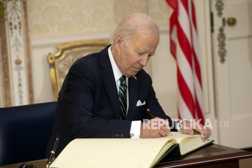 Dalam sebuah pengumuman yang disiarkan melalui video oleh tim kampanyenya pada Selasa (25/4/2023), Presiden Amerika Serikat Joe Biden mengumumkan bahwa dirinya akan mencalonkan kembali sebagai kandidat untuk Pemilu Presiden AS 2024.