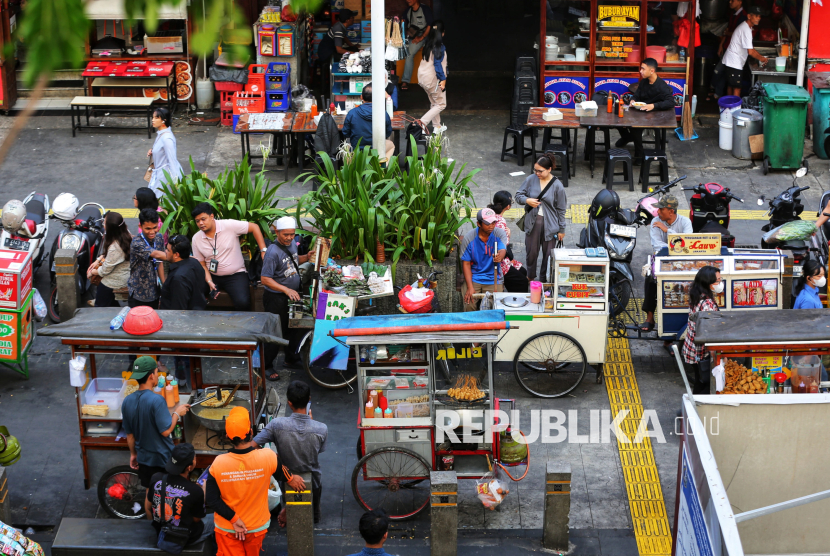 Pedagang berjualan di Kawasan Stasiun Sudirman, Jakarta, Rabu (6/8/2025). 