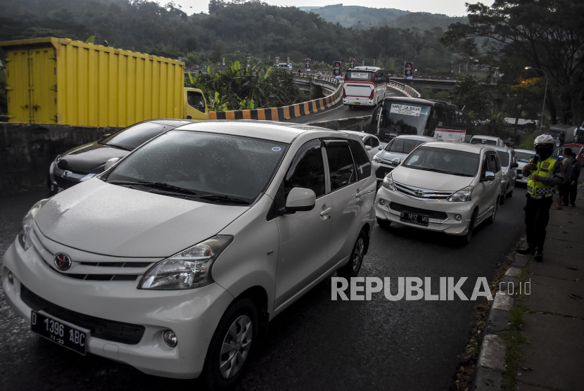 Kendaraan melintas di jalur Nagreg, Kabupaten Bandung, Jawa Barat, Senin (24/4/2023). 