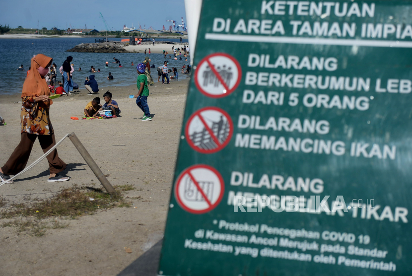Wisatawan menikmati suasana Pantai Lagoon, Ancol, Jakarta, Ahad (27/12). Selama vaksin belum diberikan ke masyarakat dan varian baru virus corona mengintai, pariwisata Indonesia akan sangat bergantung pada turis domestik.