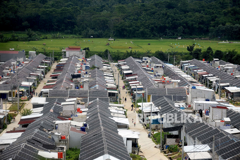 Suasana di sebuah kawasan perumahan bersubsidi di Citeureup, Bogor, Jawa Barat, Kamis (18/2).  Debitur penerima subsidi perumahan didominasi oleh masyarakat dengan gaji berkisar Rp 3 juta sampai dengan Rp 4 juta.