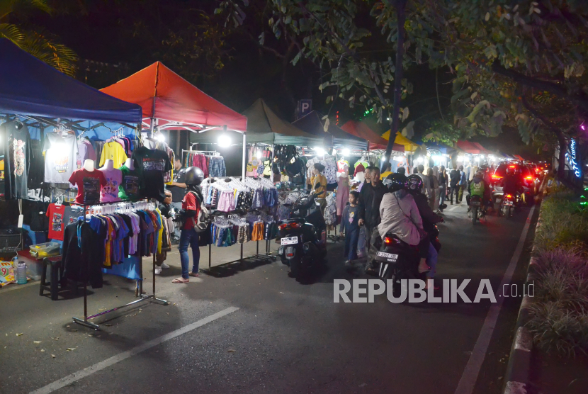 Mendekati Hari Raya Idul Fitri masyarakat memadati tempat penjualan pakaian, salah satunya di pasar kaget. (Ilustrasi)