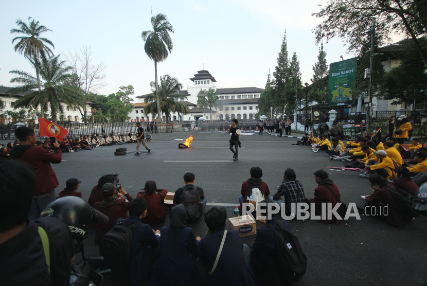 Puluhan mahasiswa yang tergabung dalam Poros Revolusi Mahasiswa Bandung (PRMB) dari sejumlah perguruan tinggi di Bandung Raya berunjuk rasa di Jalan Diponegoro, depan Gedung Sate, Kota Bandung, Kamis (26/10/2023). Aksi tersebut menyampaikan sembilan tuntutan kepada Presiden Jokowi. Tuntutan itu di antaranya mengenai masalah ekonomi, sistem pendidikan, HAM, lingkungan hidup, agraria, demokrasi, pelayanan publik, hingga supremasi hukum.