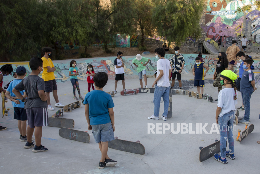 Ramadhan Ini, Anak-Anak Yaman Berjuang Bertahan Hidup. Foto: Sejumlah pemuda-pemudi bermain skateboard di Seven Hills Skate Park, Pusat Kota Amman, Yordania, Selasa (22/9). The Seven Hills adalah organisasi nirlaba Yordania yang menggunakan skateboard sebagai alat untuk membentuk karakteristik sosial, kepemimpinan dan kesetaraan gender bagi para pemuda-pemudi yang tidak memiliki akses ke aktivitas ini. Taman skate di pusat kota Amman itu menjadi tempat sekitar 150 pemuda dan pemudi, penduduk setempat dan pengungsi dari Suriah, Yordania, Sudan, Somalia, Yaman dan Palestina, bertemu untuk belajar bermain skate, menikmati perbedaan dan mengetahui satu sama lain saat melakukan latihan fisik. EPA-EFE/ANDRE PAIN