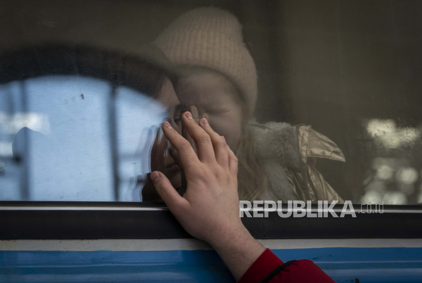 Pengungsi Ukraina berada di kereta api. ilustrasi