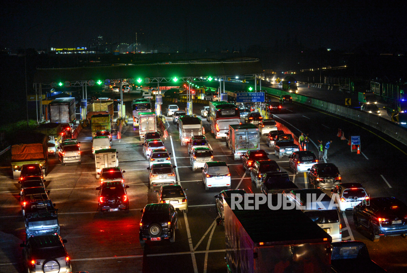 Kendaraan terjebak kemacetan di Simpang Susun Jalan Tol Cileunyi-Sumedang-Dawuan (Cisumdawu). Jasa Marga mencatat ada sebanyak 123 ribu kendaraan mulai kembali ke Jakarta.
