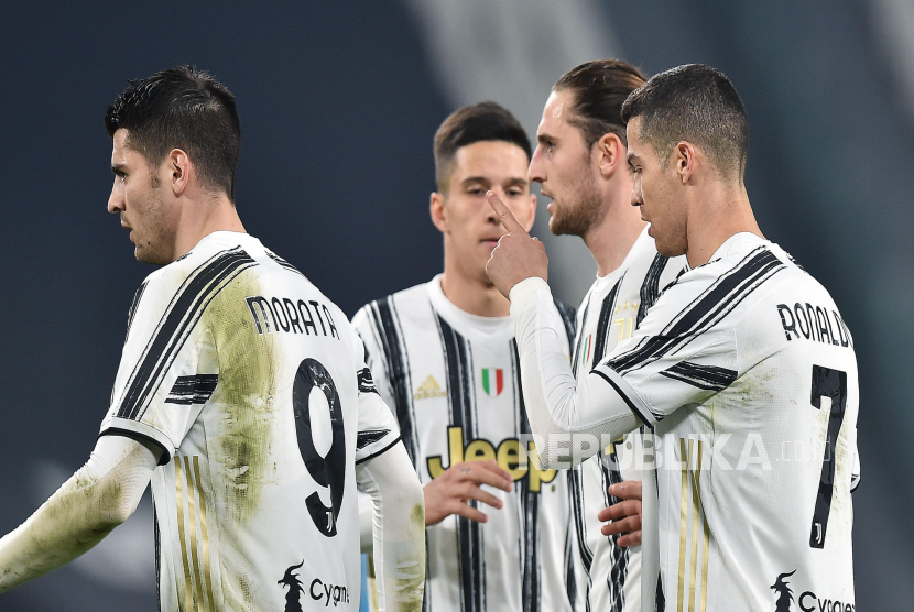 Pemain Juventus Cristiano Ronaldo (kanan) dan Alvaro Morata (kiri) usai mencetak gol.