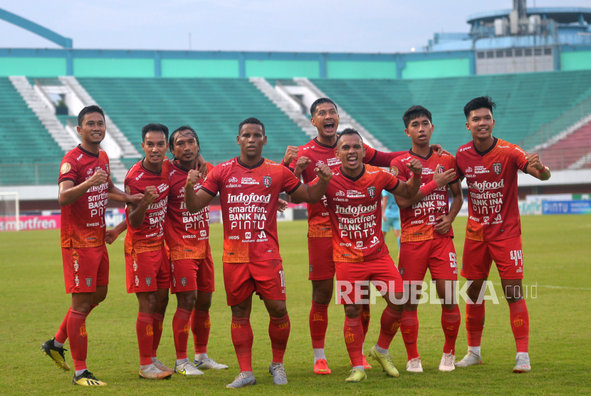 Para pemain Bali United FC melakukan selebrasi usai mencetak gol ke gawang Madura United FC pada lanjutan pertandingan Liga 1 di Stadion Maguwoharjo, Sleman, Yogyakarta, Kamis (16/3/2023). Bali United FC harus menerima hasil imbang usai bermain 1-1 melawan Madura United.
