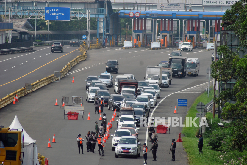 Sejumlah kendaraan antre saat pemeriksaan kepatuhan penerapan Pembatasan Sosial Berskala Besar (PSBB) di pintu keluar gerbang tol Jagorawi, Kota Bogor.