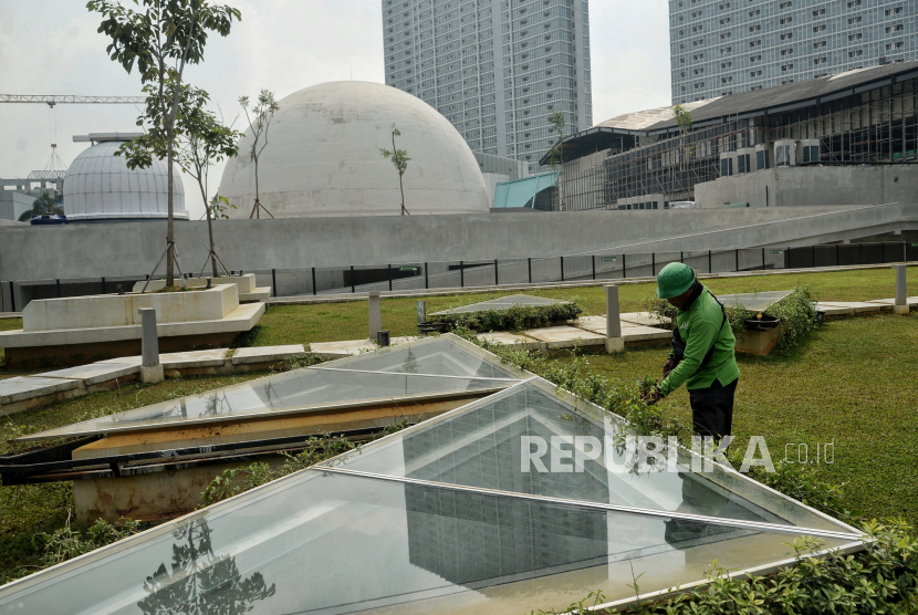 Pekerja beraktivitas di area proyek revitalisasi Taman Ismail Marzuki (TIM), Jakarta, Jumat (11/3/2022). TIM akan kembali buka pada 3 Juni 2022.
