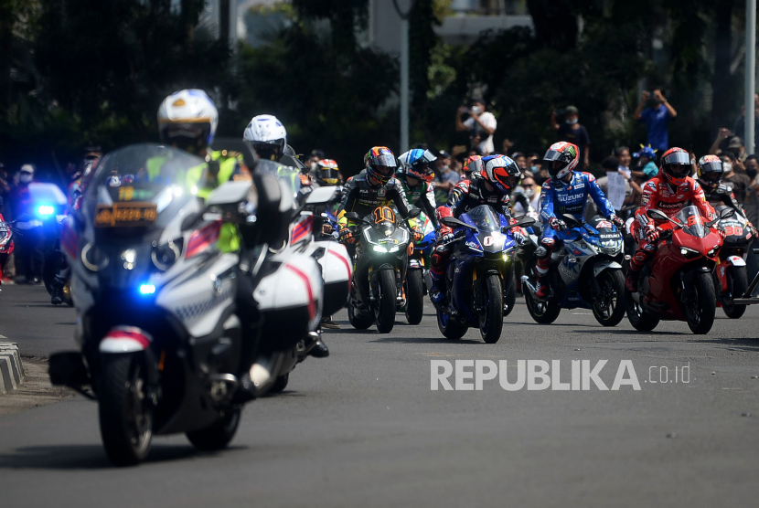 Sejumlah pembalap mengikuti parade MotoGP di Kawasan Bundaran HI Jakarta, Rabu (16/3/2022). Para pembalap MotoGP menjalani parade terlebih dahulu di Jakarta sebelum berlaga pada perhelatan MotoGP Mandalika 2022 pada 18-20 Maret mendatang.Prayogi/Republika.