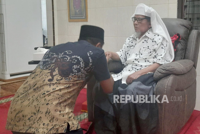 Ulama NU Jember, KH Achmad Muzakki Syah mendoakan Menteri BUMN, Erick Thohir agar bisa berpasangan dengan Menteri Pertahanan, Prabowo Subianto di Pondok Pesantren Al Qodiri Jember, Kamis (5/10/2023). 
