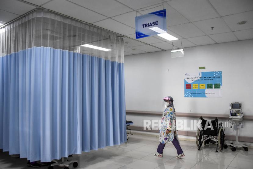 (ILUSTRASI) Petugas kesehatan beraktivitas di ruang instalasi gawat darurat (IGD) RSUD Bandung Kiwari.