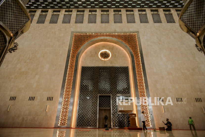 Masjid Istiqlal mempertimbangkan keselamatan jiwa jamaah dengan membatalkan sholat Id. Petugas beraktivitas di area tempat ibadah Masjid Istiqlal, Jakarta, Jumat (8/1).  