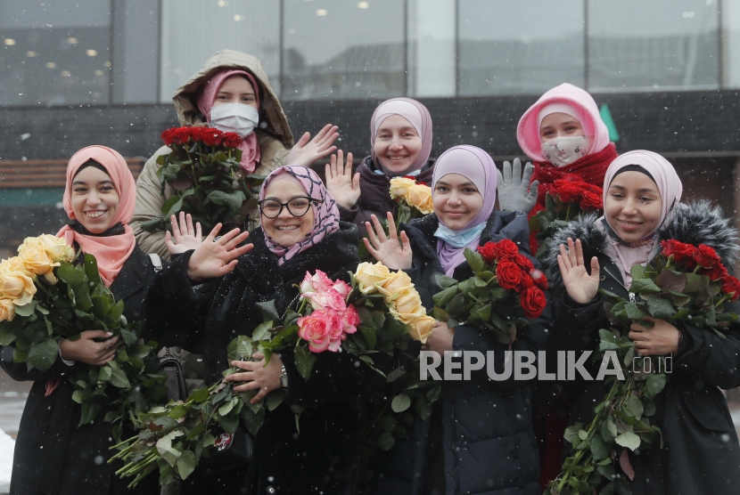 Wanita Muslim yang tinggal di Ukraina, memegang bunga saat memperingati Hari Hijab Sedunia di Kiev, Ukraina, 1 Februari 2021. Secercah Harapan Perdamaian Bagi Muslim Ukraina di Tengah Eskalasi Ketegangan