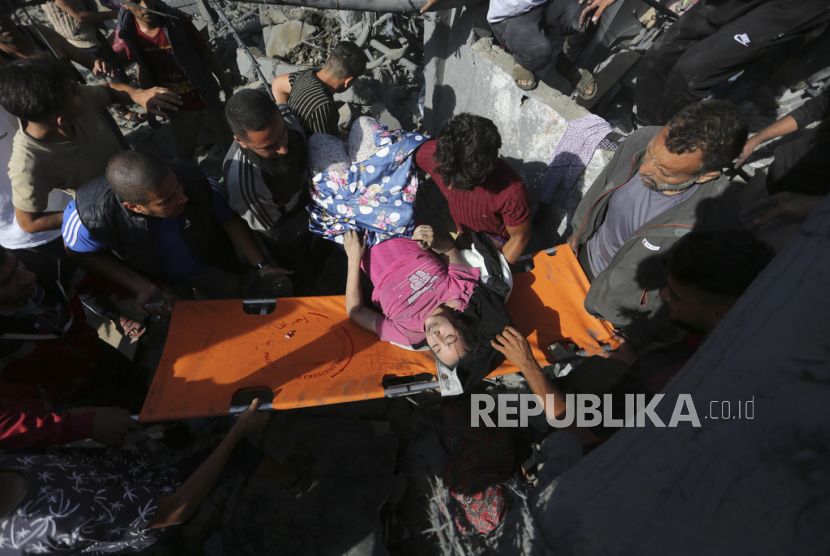 File - Warga Palestina mengevakuasi korban pemboman Israel di Jalur Gaza di Rafah pada  30 Oktober  2023. 