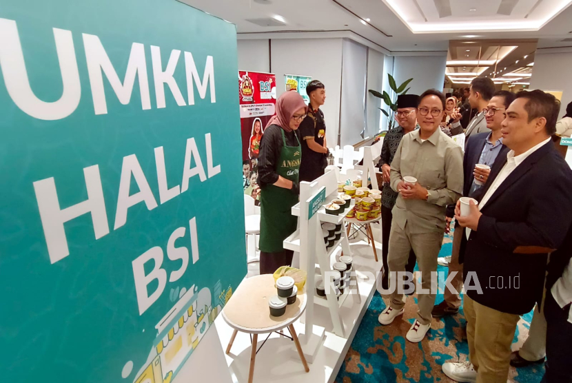 Kepala BPJPH Muhammad Aqil Irham (kedua kanan) dan Direktur Sales & Distribution BSI Anton Sukarna (kanan) meninjau UMKM di Jakarta, Jumat (8/3/2024). 