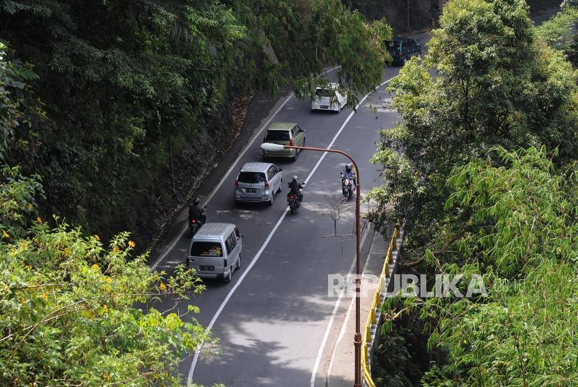 Kendaraan melintas di kawasan Cadas Pangeran, Kabupaten Sumedang, Jawa Barat. Jalur ini termasuk jalur rawan terjadinya longsor.