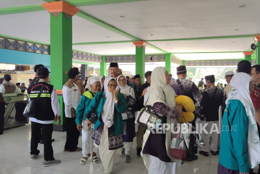 Calon jamaah haji Embarkasi Solo tiba di Asrama Haji Donohudan, Boyolali, Jawa Tengah, Sabtu (11/5/2024).