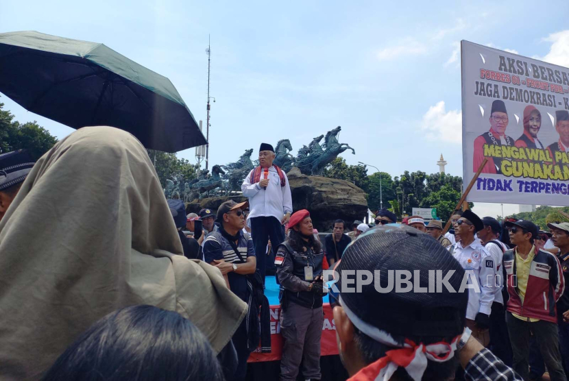 Din Syamsudin ikut serta dalam aksi yang dilakukan di kawasan Patung Kuda, Jalan Medan Merdeka Barat. DLH DKI Jakarta menyiapkan 80 petugas antisipasi sampah dari demo sengketa pilpres.