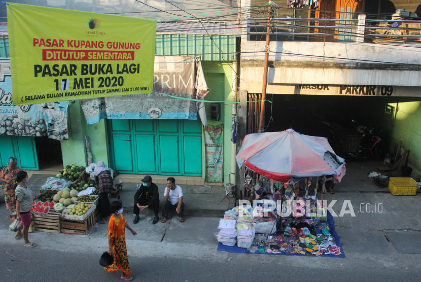 Warga beraktivitas di Pasar Kupang Gunung, Surabaya, Jawa Timur, Ahad (17/5/2020). Perusahaan Daerah (PD) Pasar Surya Kota Surabaya membuka kembali pasar itu setelah selama 14 hari ditutup untuk memutus penyebaran COVID-19
