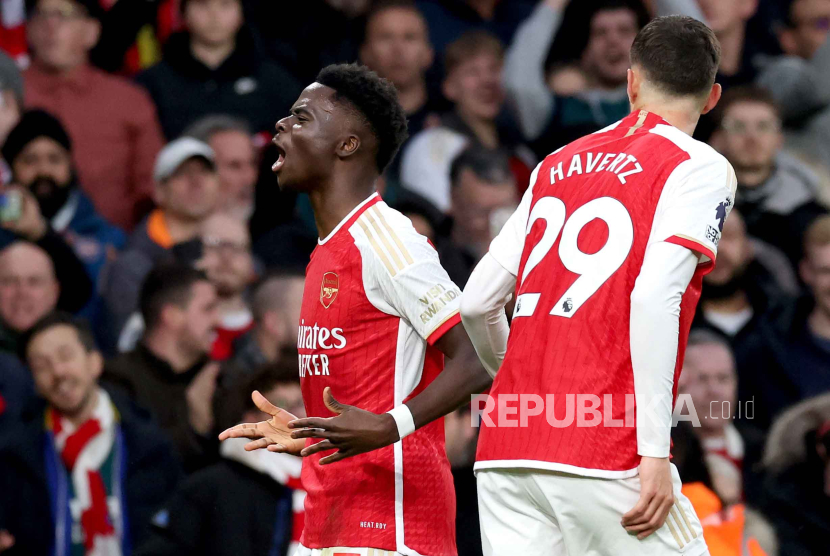  Penyerang Arsenal Bukayo Saka (kiri) merayakan golnya ke gawang Liverpool dalam lanjutan Liga Primer Inggris di Stadion Emirates, Ahad (4/2/2024).
