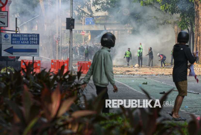 Sejumlah pengunjuk rasa terlibat bentrokan dengan personel Brimob di depan Markas Komando Brimob Polda Metro Jaya, Kwitang, Jakarta, Jumat (29/8/2025). Aksi tersebut menuntut pengusutan kasus penabrakan pengemudi ojek online oleh mobil rantis Brimob.
