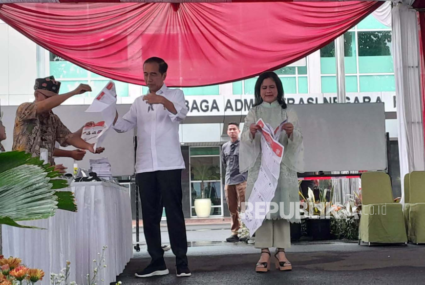 Presiden Jokowi dan Iriana Jokowi saat tiba di TPS 10 Gambir untuk mencoblos di Pemilu 2024, Rabu (14/2/2024).