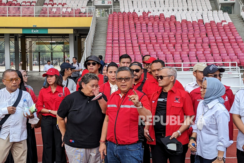 Sekretaris Jenderal PDIP, Hasto Kristiyanto melakukan pengecekan Stadion Gelora Bung Karno (GBK) yang akan digunakan untuk peringatan Bulan Bung Karno, di Stadion GBK, Jakarta, Senin (8/5/2023).